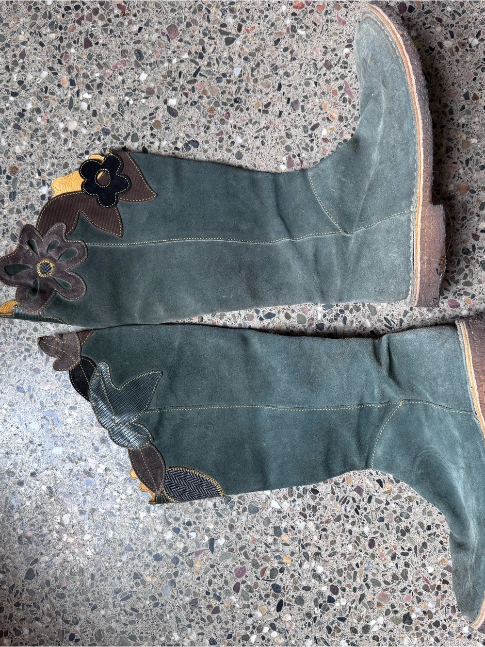 Vintage Camper Green Suede Boots with Asymmetrical Floral Appliqué - size 8.5 - Picture 3 of 6